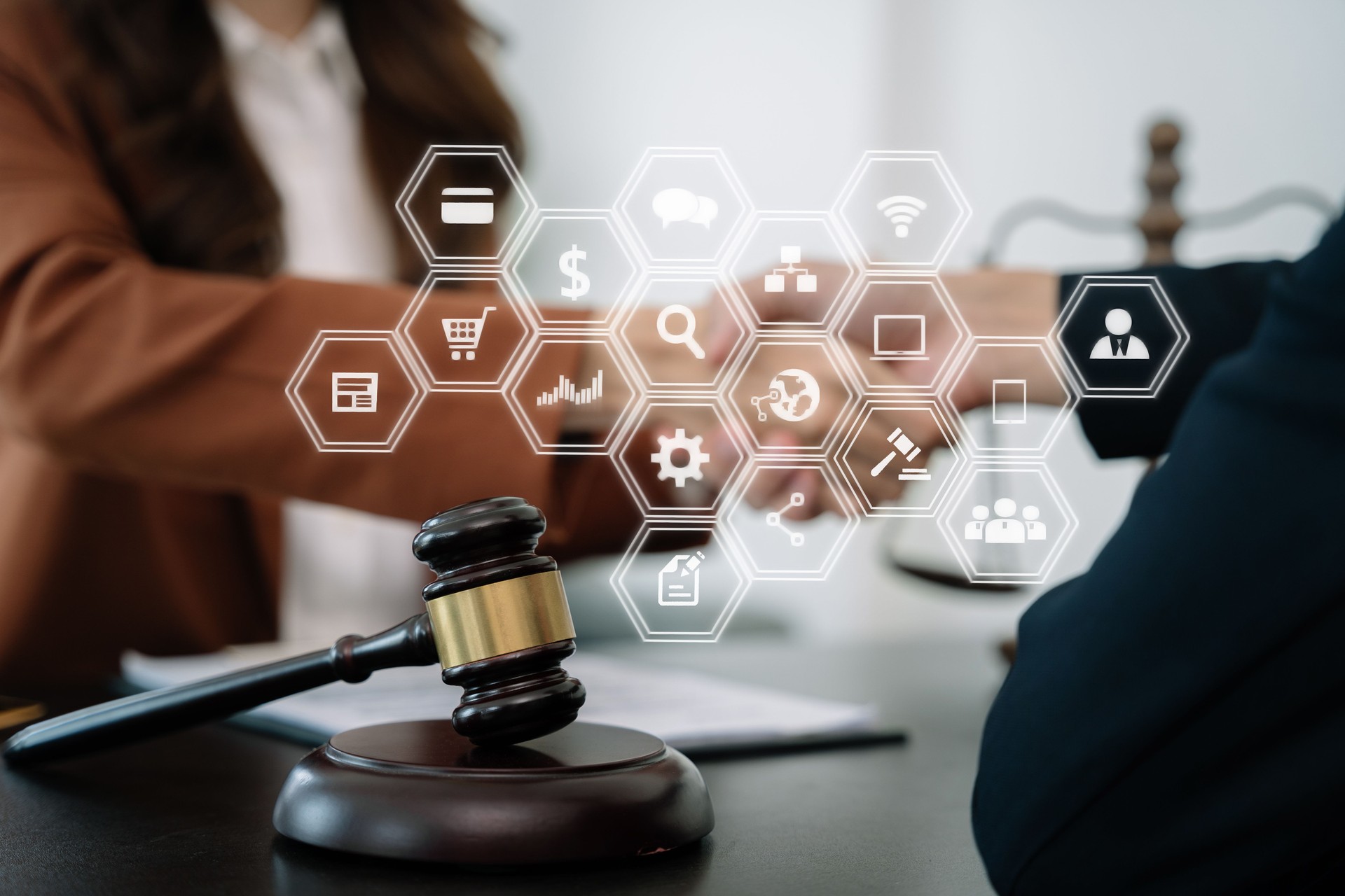 Abogados asociados Abogados dándose la mano después de discutir un acuerdo contractual hecho.