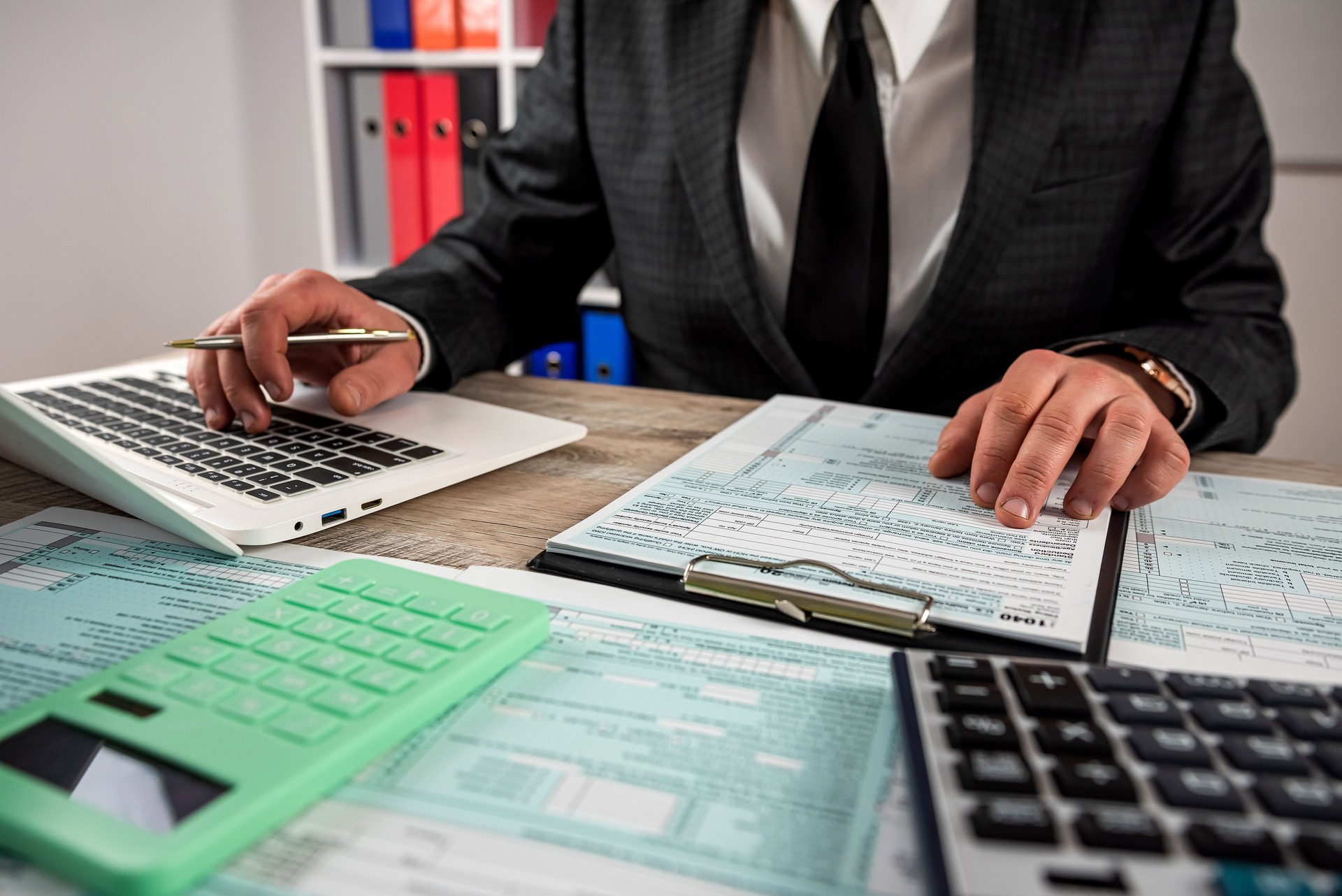 Primer plano mano masculina llenando el documento del informe financiero formulario de impuestos