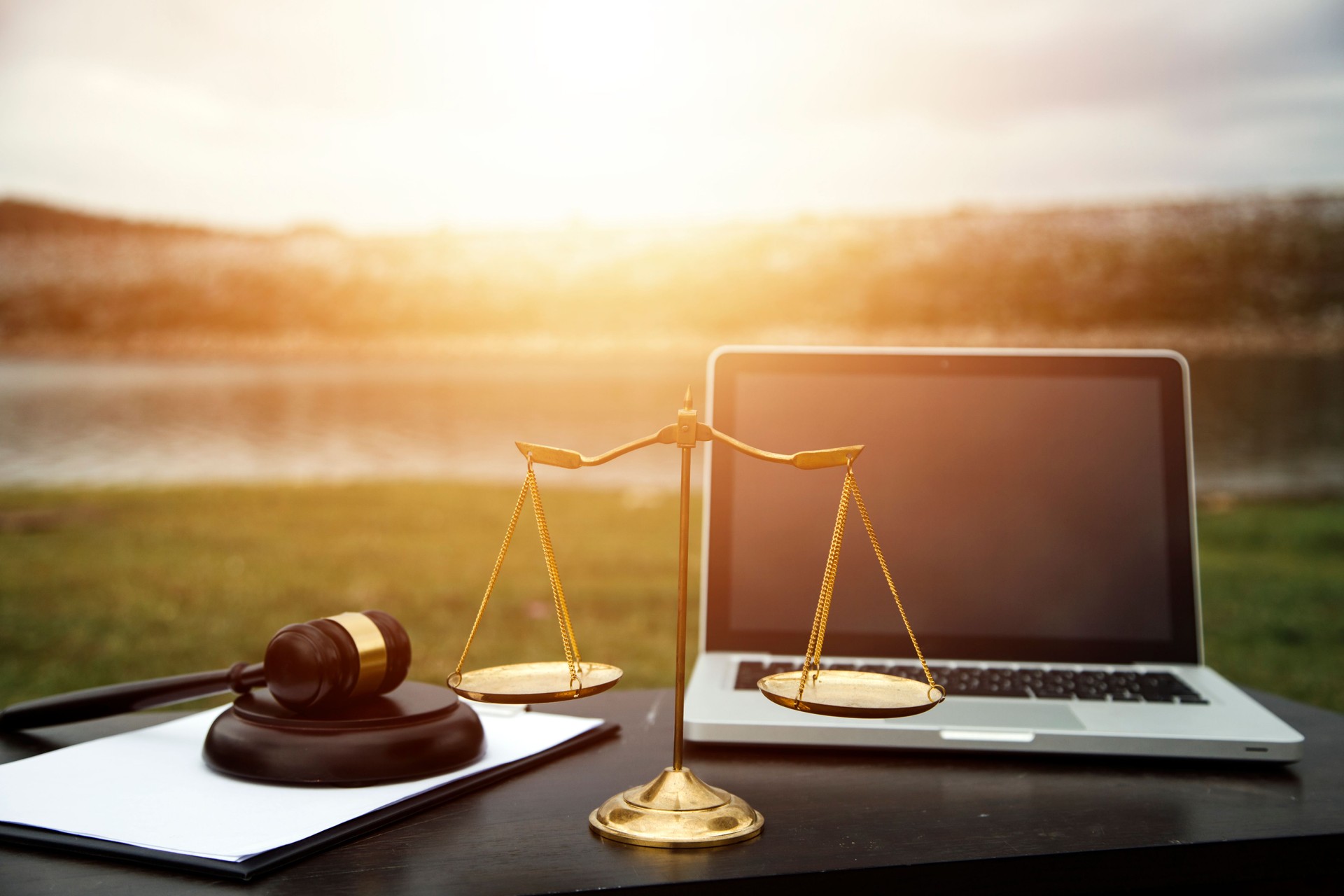 Negocios y abogados discutiendo documentos de contrato con escala de latón en el escritorio en la oficina. Derecho, servicios legales, asesoramiento, justicia y concepto de derecho con efecto de grano de película