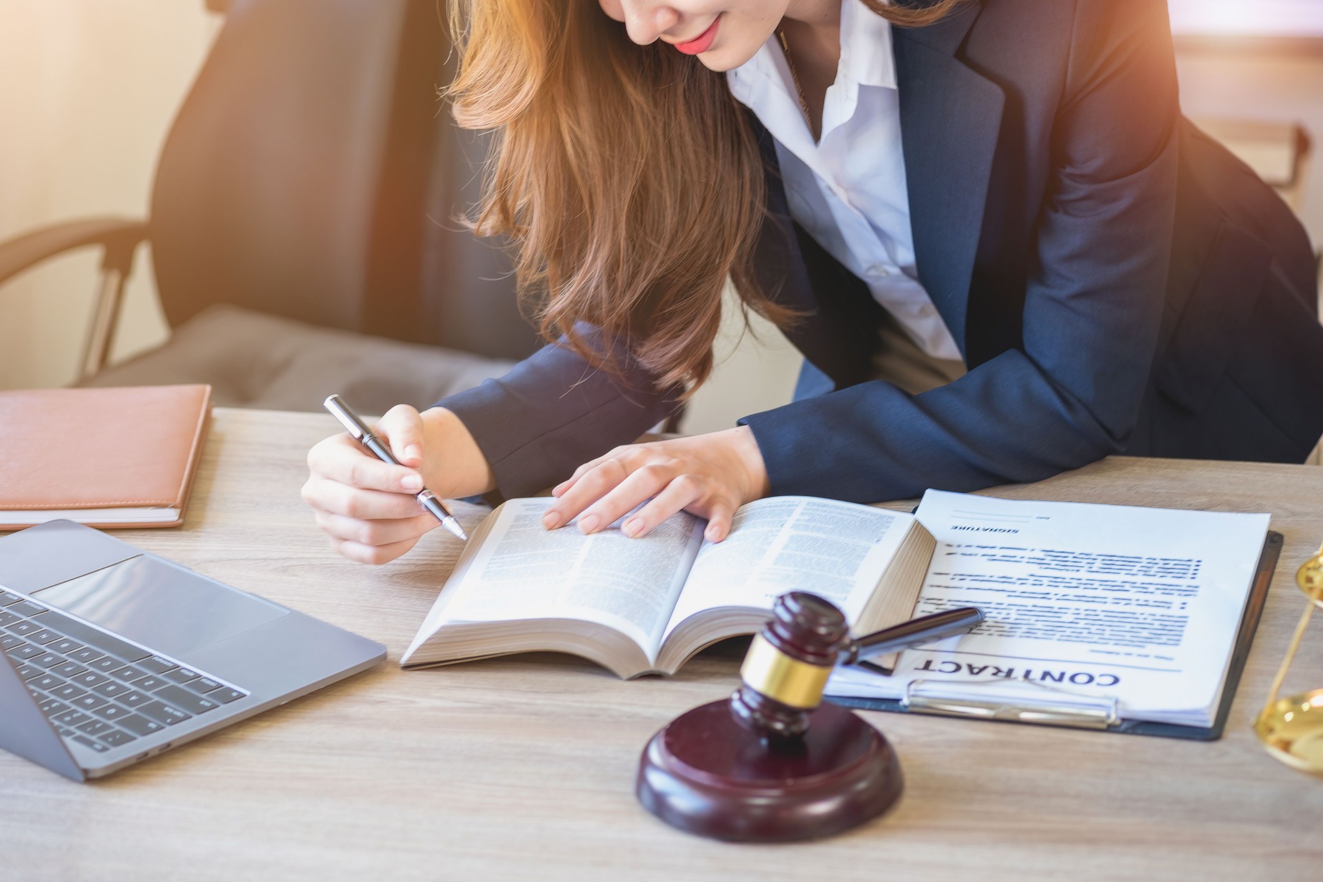 Derecho, Consulta, Convenio, Contrato, Asesoramiento de Abogados en materia de litigios y firma de contratos como abogados para aceptar quejas de clientes. Abogado Conceptual.