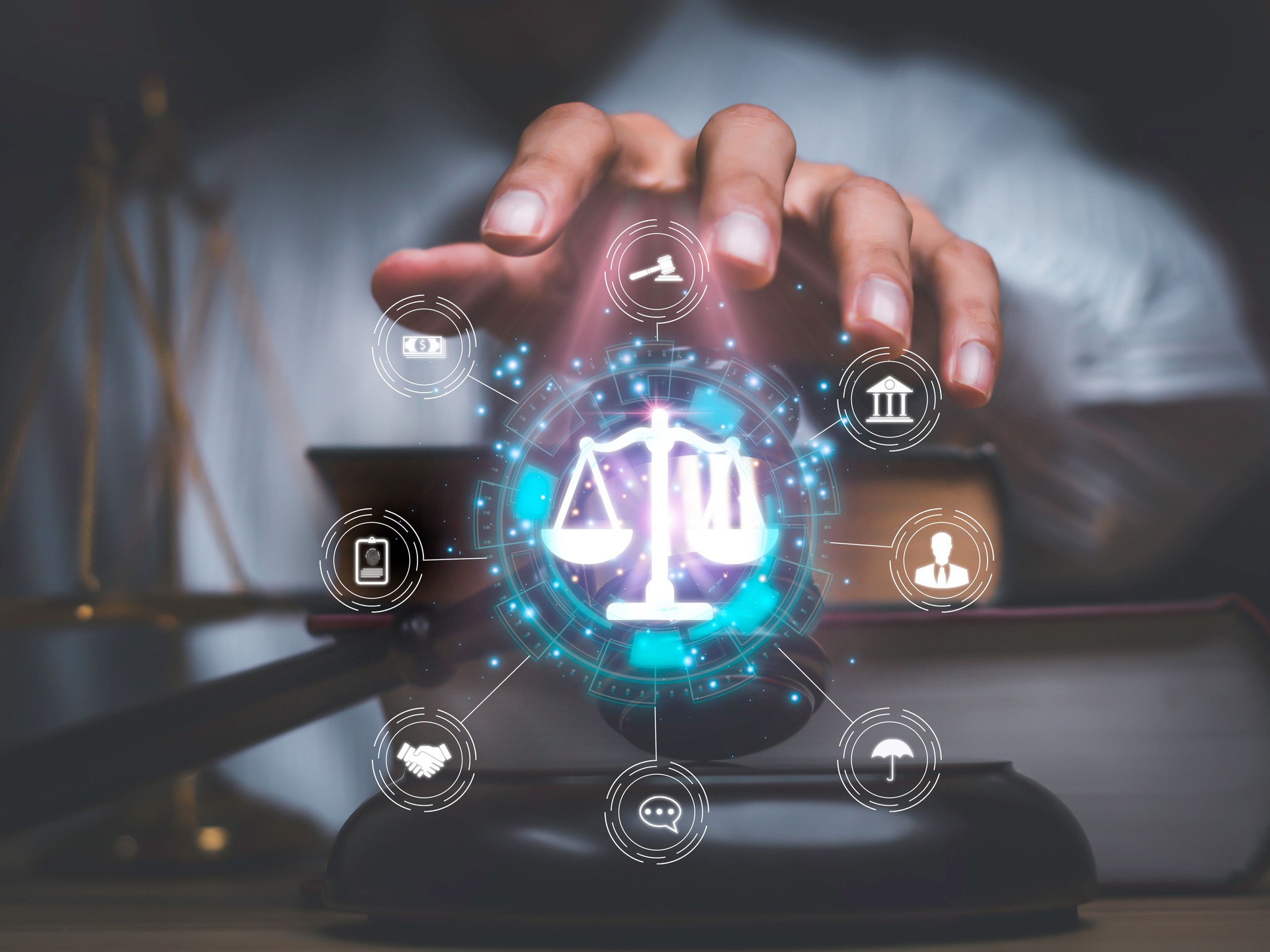 Abogados de Justicia con Juez gavel, Empresario en pleito o abogado Contratación de abogados en el sistema digital. Derecho jurídico, acusación, asesor jurídico, demanda, detective, investigación, consultor jurídico.