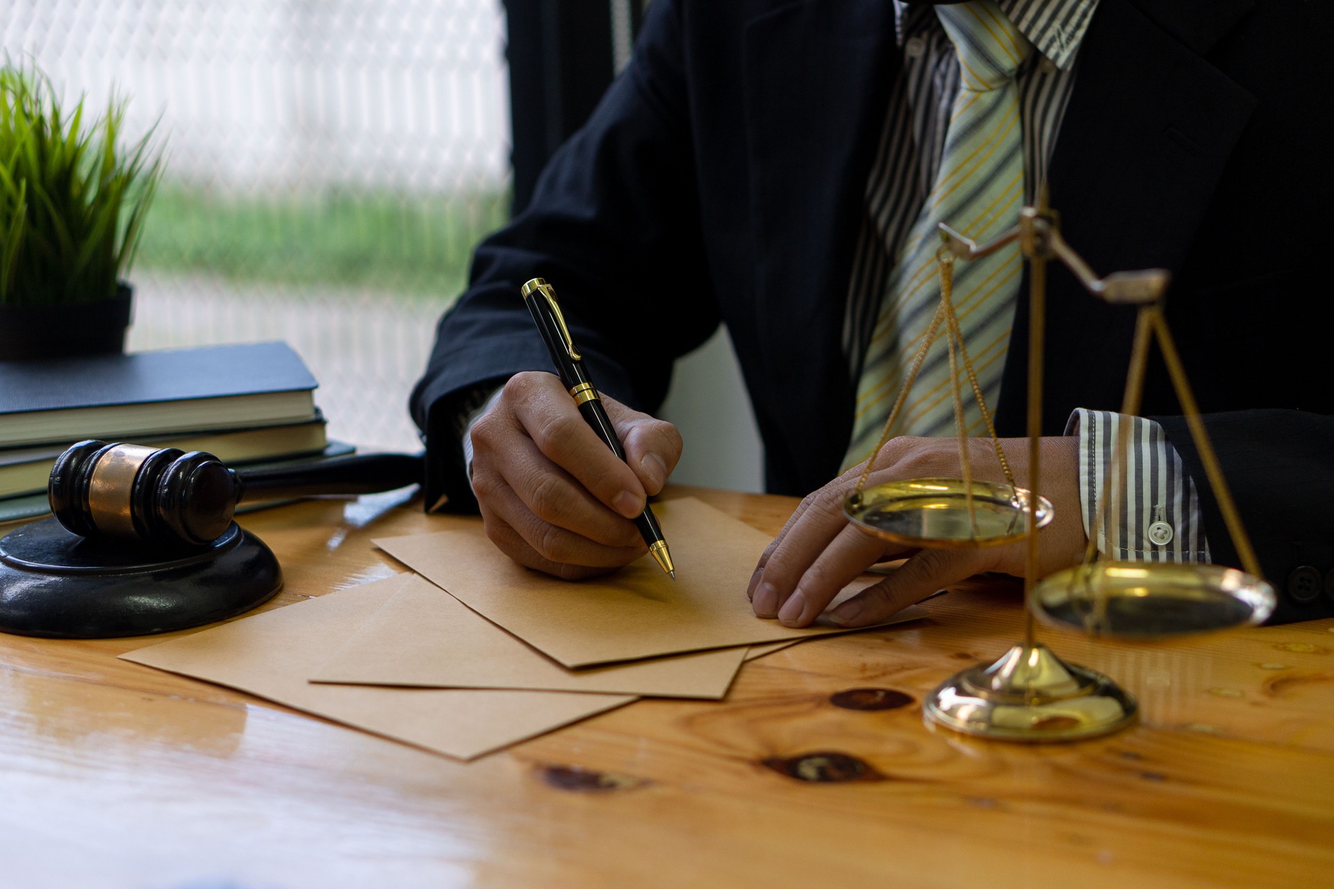 Juez de la Oficina del Abogado con martillo y básculas con computadora portátil en el escritorio, empresario con traje o abogado trabajando en el papeleo. Conceptos de Derecho, Orientación y Justicia