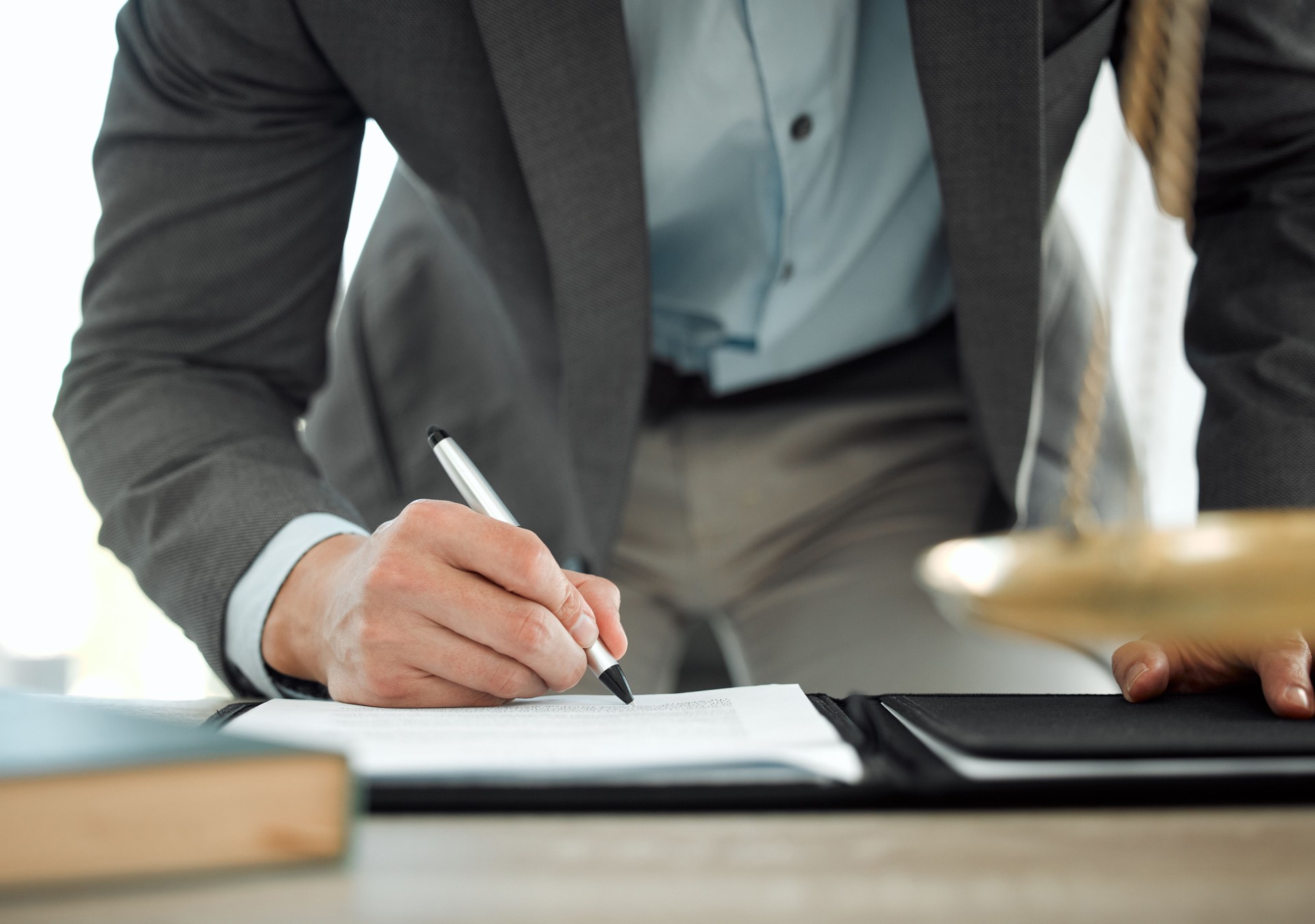 Foto de un abogado firmando un contrato en su despacho