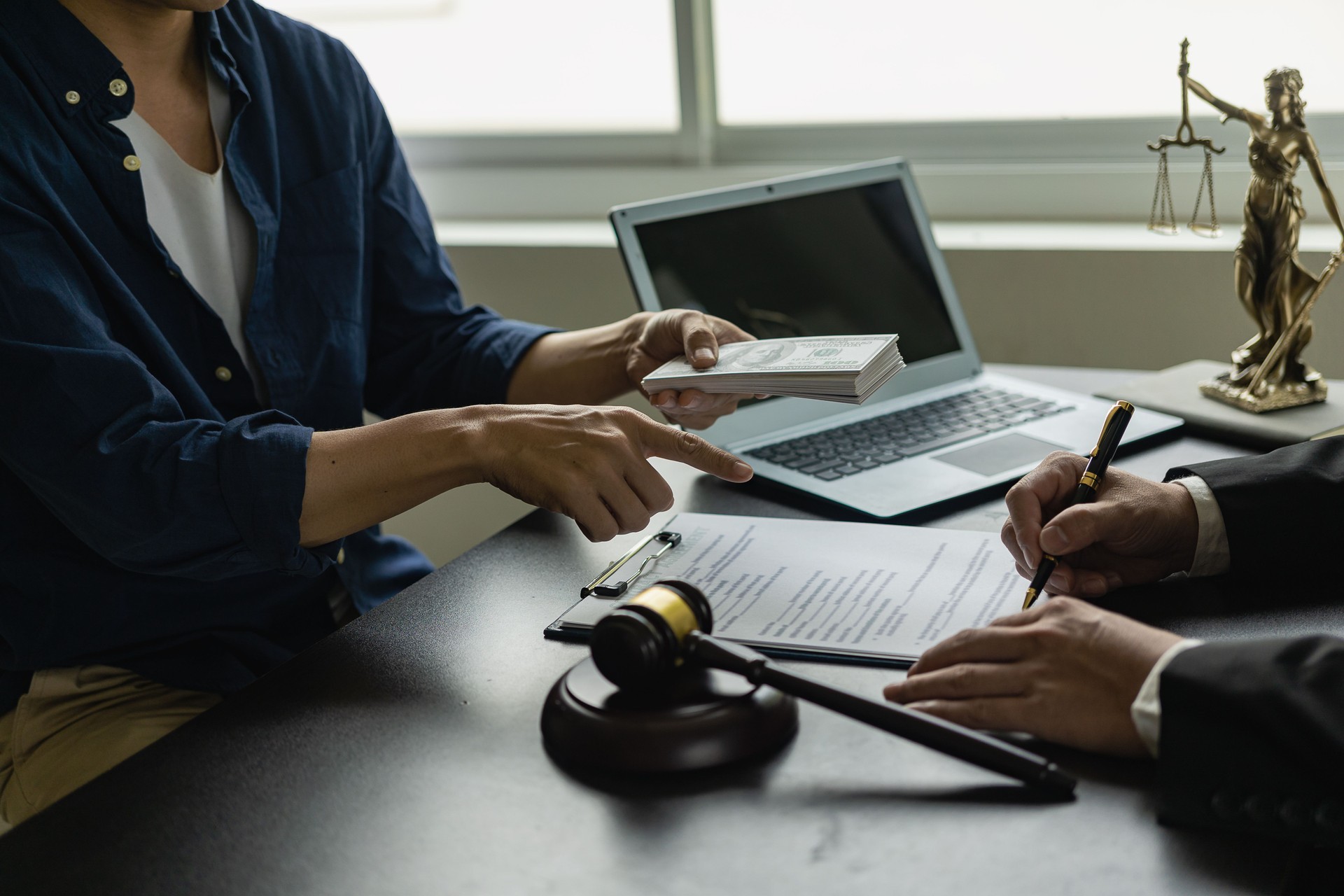 El hombre de negocios y el equipo discuten con el abogado sobre los documentos del contrato para garantizar la corrección y la confianza en la inversión comercial conjunta antes de firmar el contrato, el concepto legal. Imágenes en primer plano