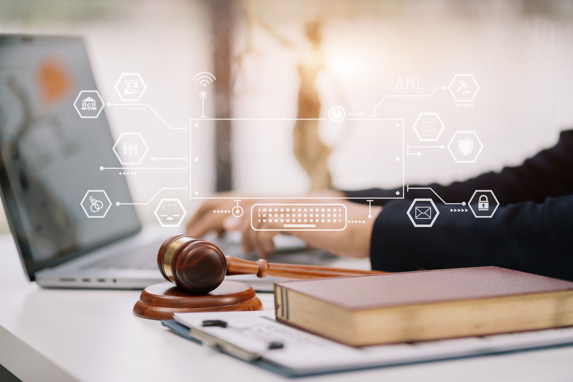Despacho de abogados. martillo de Justicia con básculas y abogado trabajando en un ordenador portátil. Concepto de derecho jurídico, asesoramiento y justicia.