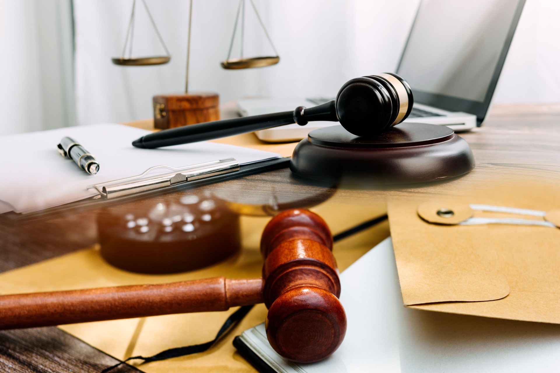 Concepto de justicia y derecho. Asesor legal presenta al cliente un contrato firmado con martillo y derecho legal o legal teniendo reunión de equipo en el bufete de abogados en el fondo