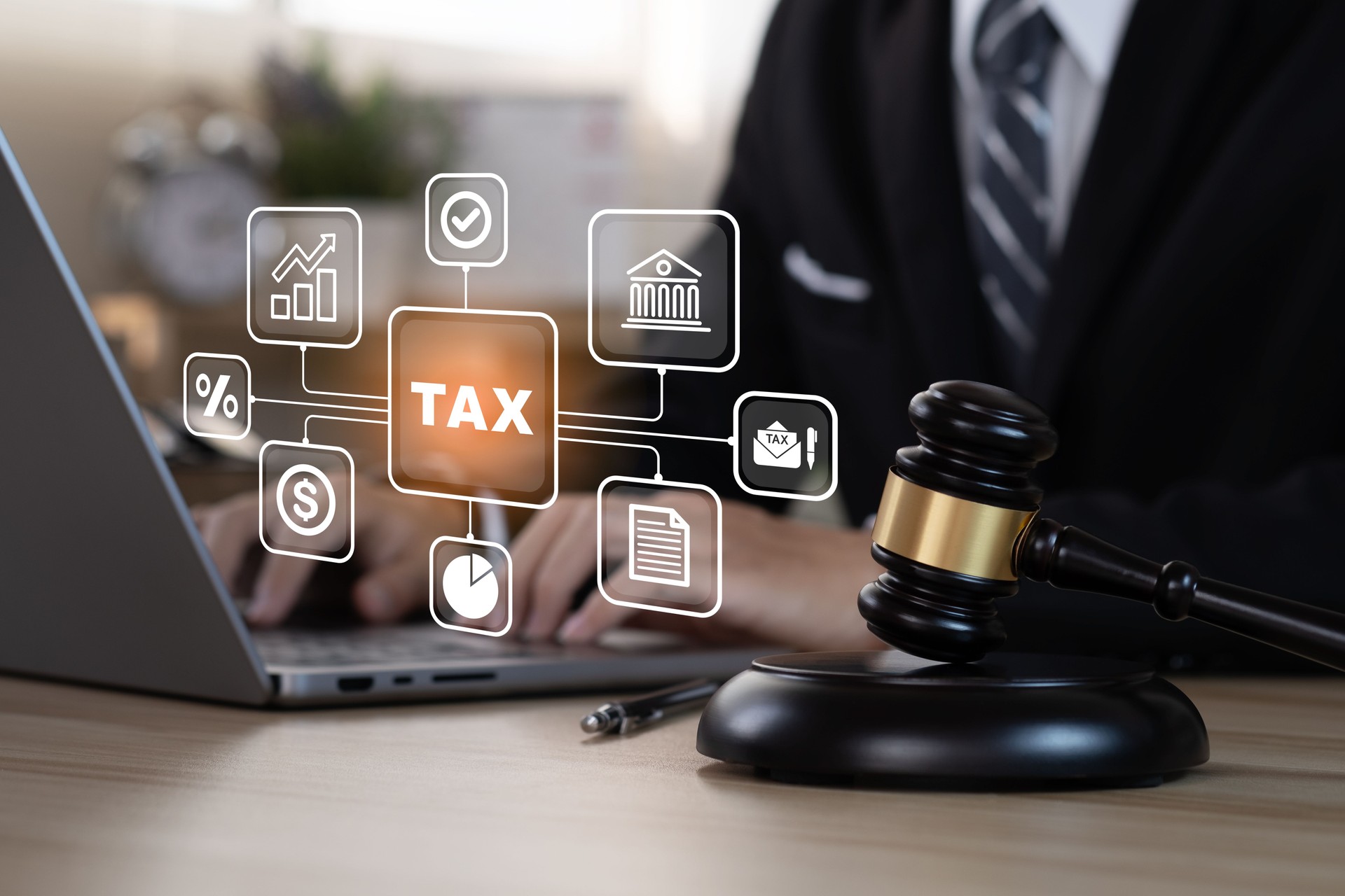 Negocios que usan una computadora para completar el formulario de declaración de impuestos en línea. Concepto de cálculo de declaración de impuestos.