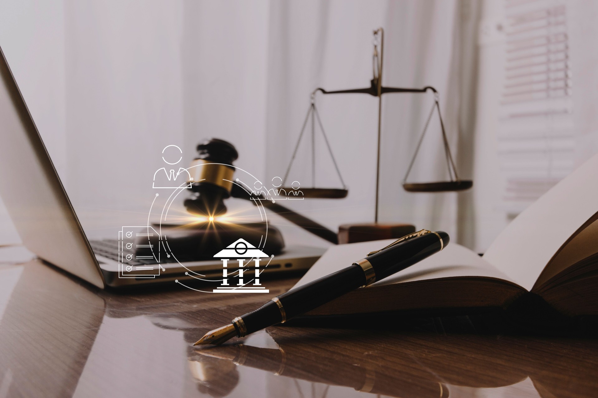 Hombre abogado trabajando con documentos de contrato y mazo de madera en tabel en sala. Justicia y derecho, abogado, juez, concepto.