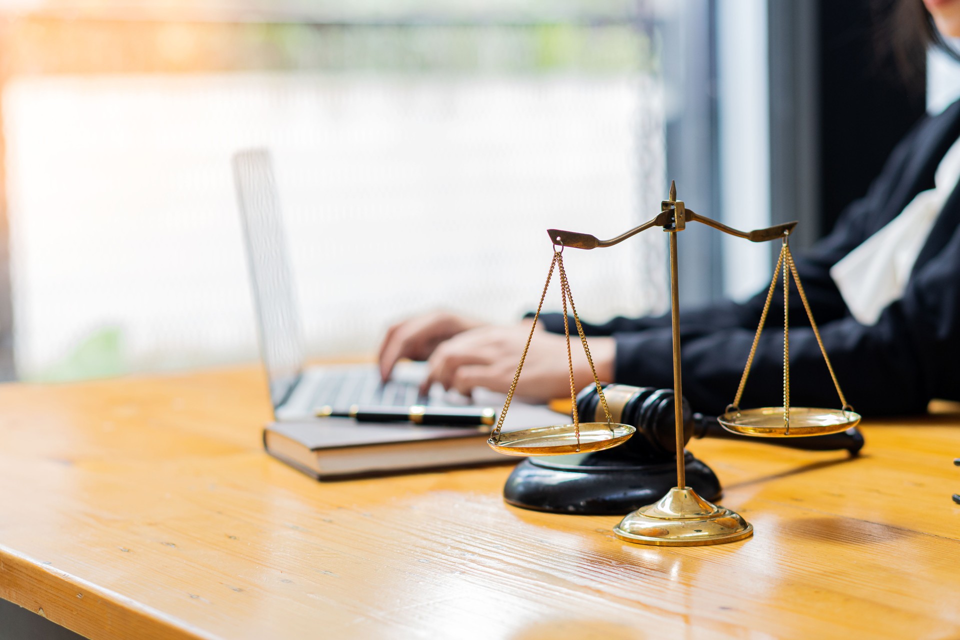 juez, abogado varón, consultor de negocios servicios legales y consultoría en varios contratos para planificar un caso judicial martillo y escalas de justicia Empresario en una demanda trabajando en papeleo. Ley